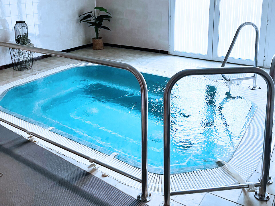Balneotherapie_residence_senior_Hyeres_Les_Cardinales_web-1