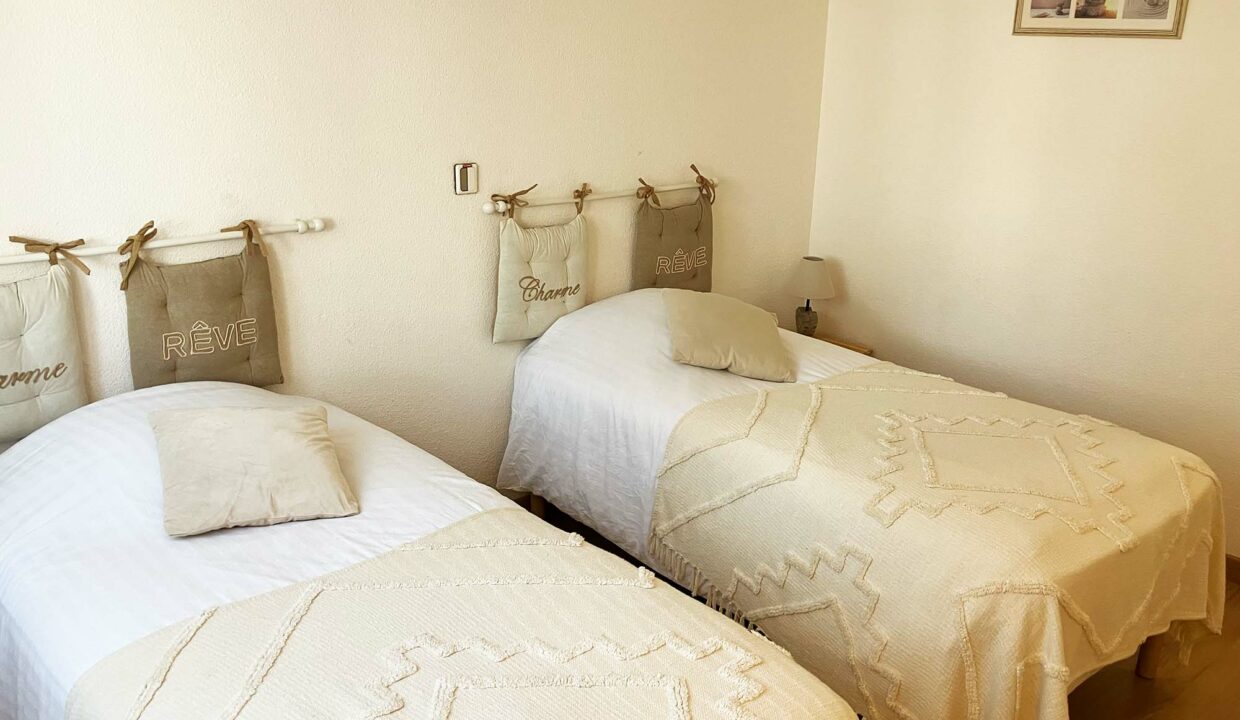 Chambre_invite_1_residence_senior_Hyeres_Les_Cardinales_web