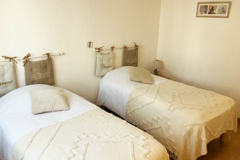 Chambre_invite_1_residence_senior_Hyeres_Les_Cardinales_web