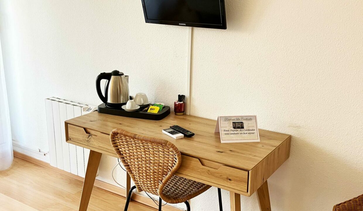 Chambre_invite_bureau_residence_senior_Hyeres_Les_Cardinales_web-scaled