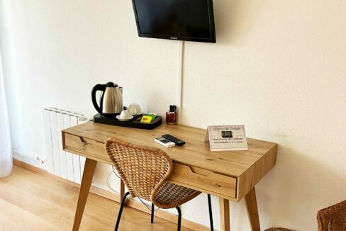 Chambre_invite_bureau_residence_senior_Hyeres_Les_Cardinales_web-scaled
