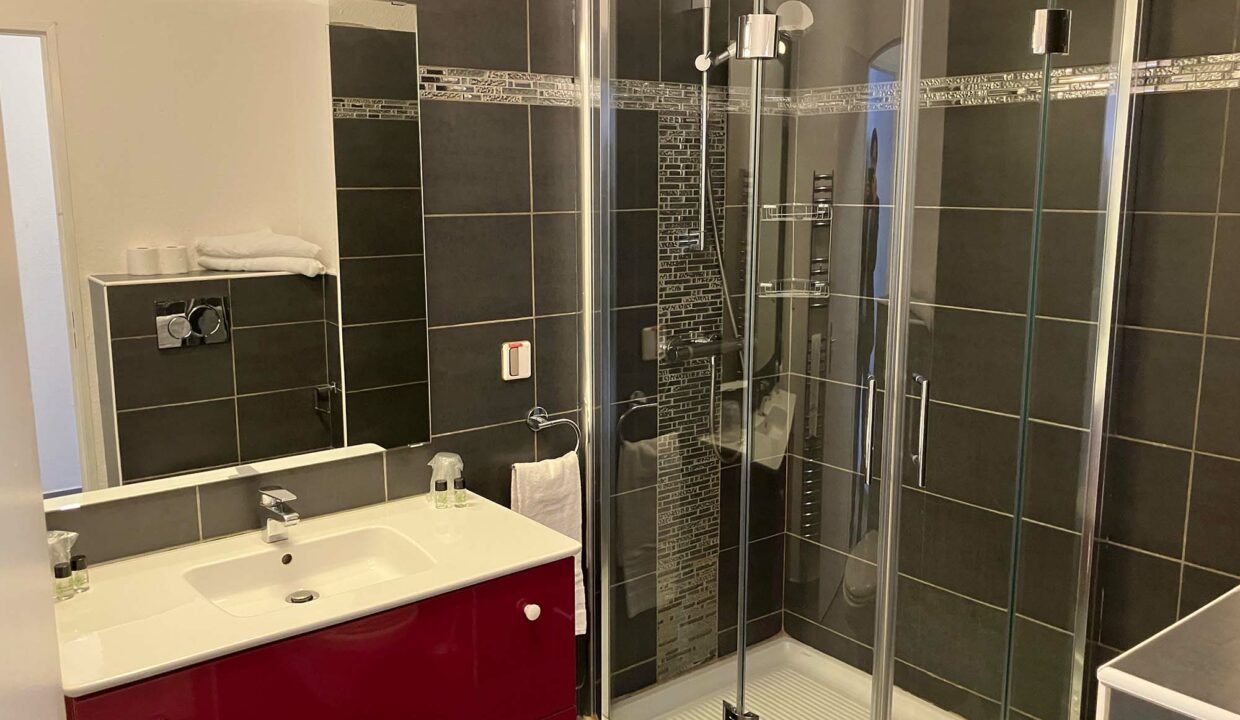 SDB_Chambre_invite_residence_senior_Hyeres_Les_Cardinales_web