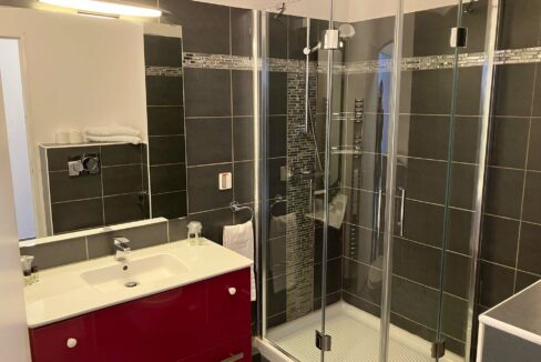 SDB_Chambre_invite_residence_senior_Hyeres_Les_Cardinales_web